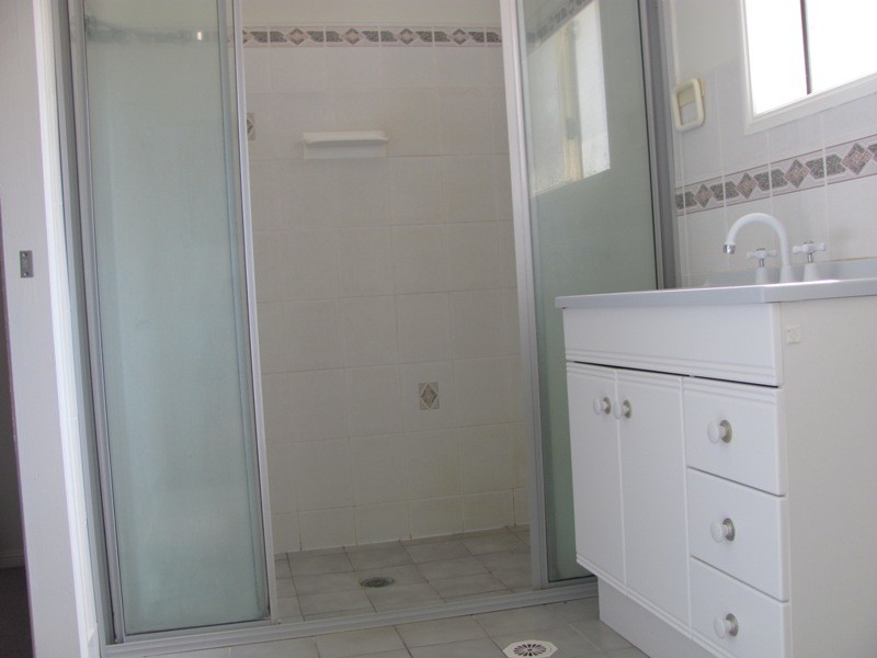 8 Kent Street, Bororen QLD 4678