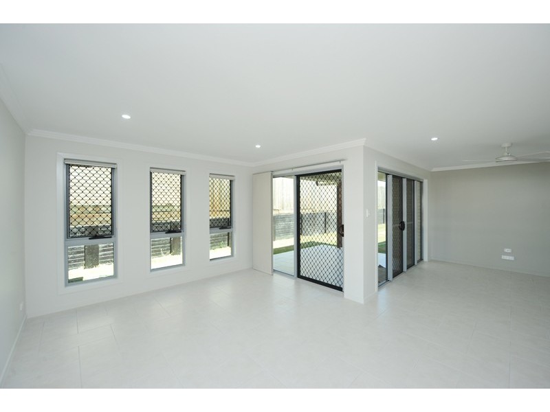 7 Kroombit Terrace, Kirkwood QLD 4680