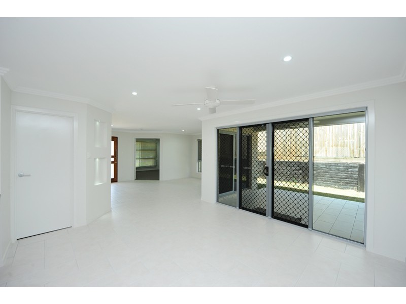 7 Kroombit Terrace, Kirkwood QLD 4680