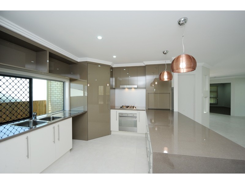 7 Kroombit Terrace, Kirkwood QLD 4680