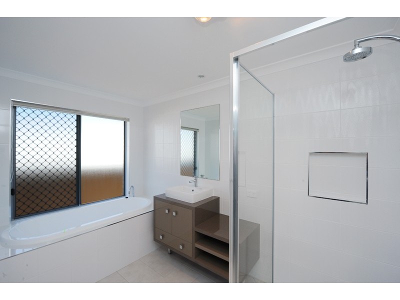 7 Kroombit Terrace, Kirkwood QLD 4680