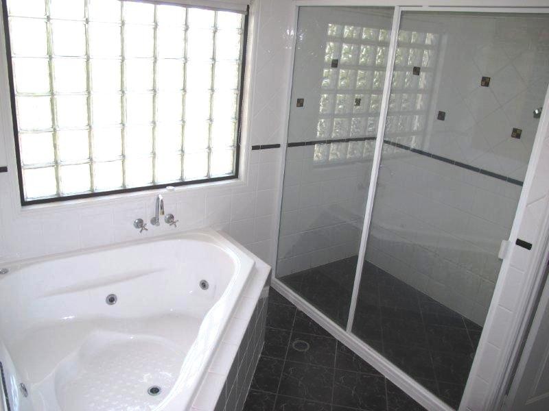 8 Windward Passage, Toolooa QLD 4680