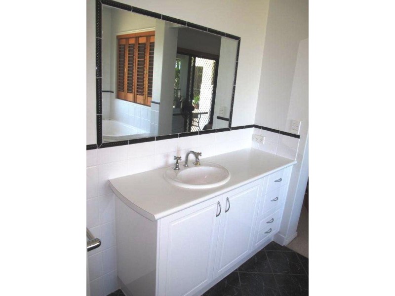 8 Windward Passage, Toolooa QLD 4680