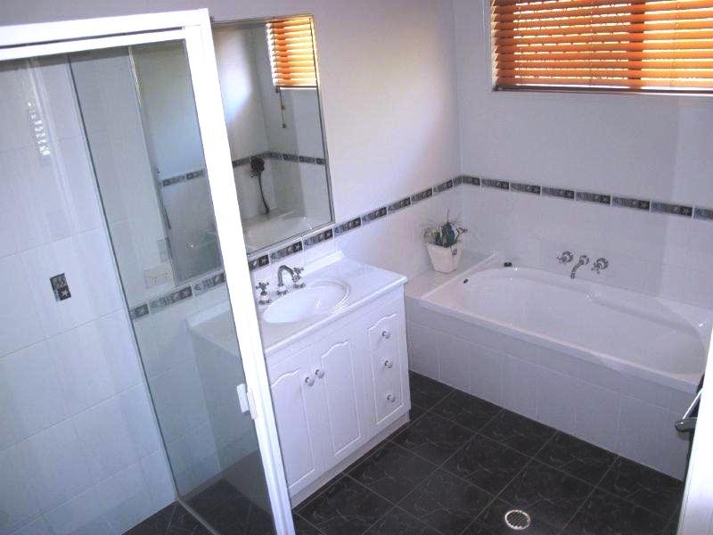 8 Windward Passage, Toolooa QLD 4680