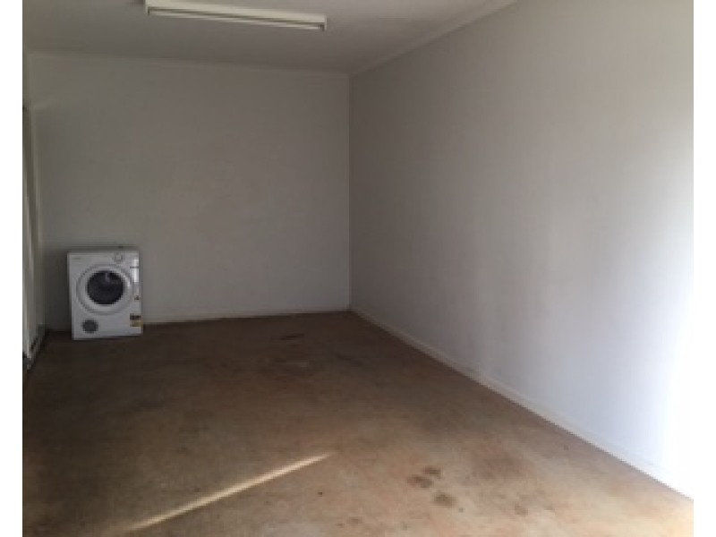 1/4 Rossella, West Gladstone QLD 4680