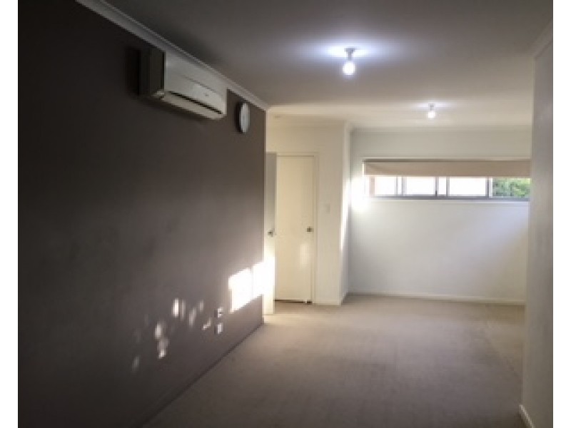 1/4 Rossella, West Gladstone QLD 4680