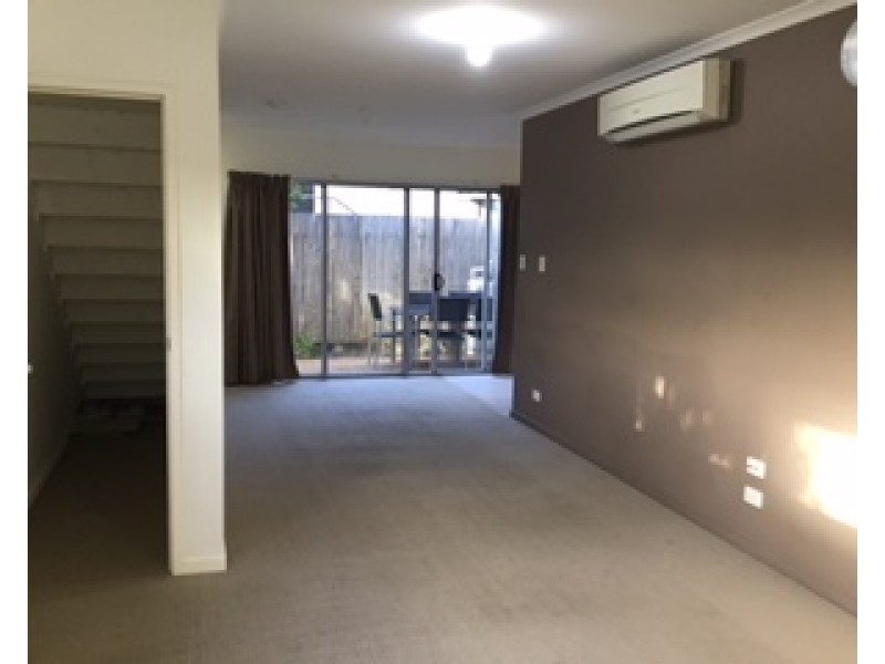1/4 Rossella, West Gladstone QLD 4680