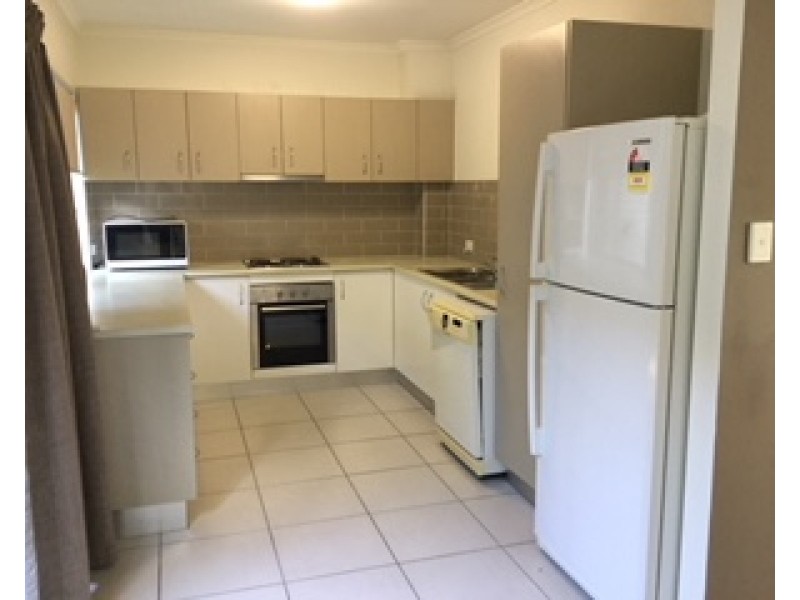 1/4 Rossella, West Gladstone QLD 4680