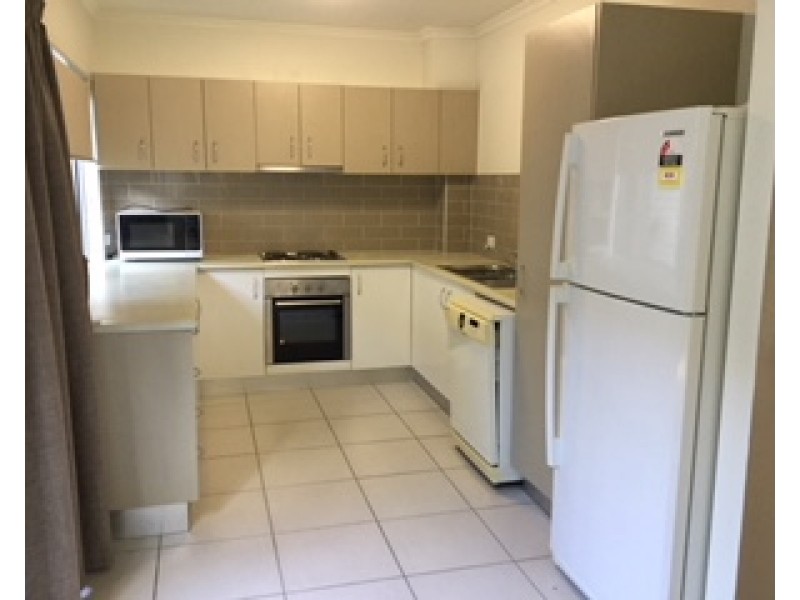 1/4 Rossella, West Gladstone QLD 4680