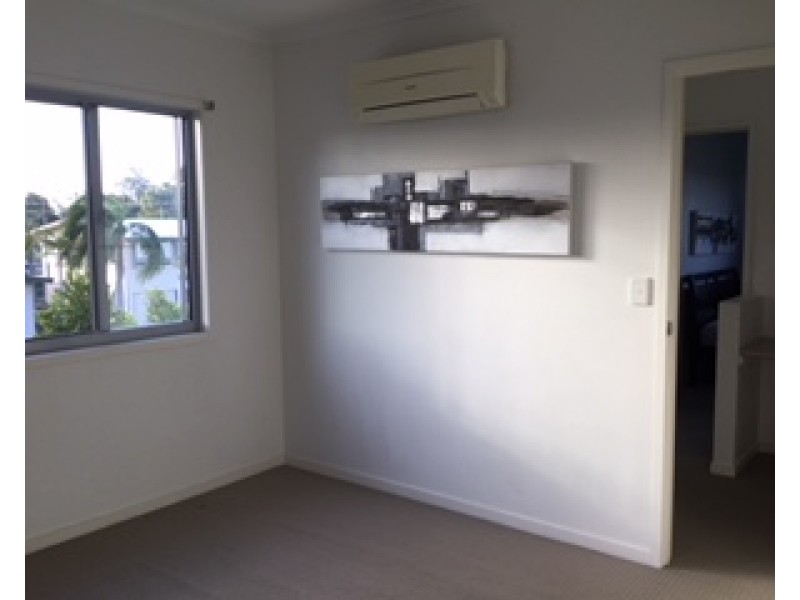 1/4 Rossella, West Gladstone QLD 4680