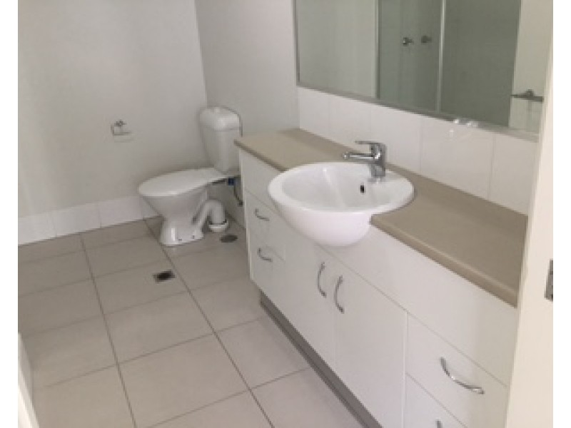1/4 Rossella, West Gladstone QLD 4680