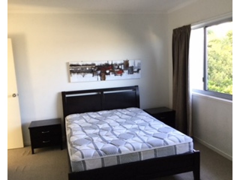 1/4 Rossella, West Gladstone QLD 4680