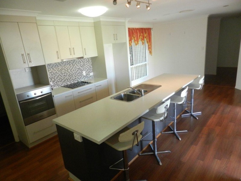 2 Deveney Drive, Kirkwood QLD 4680