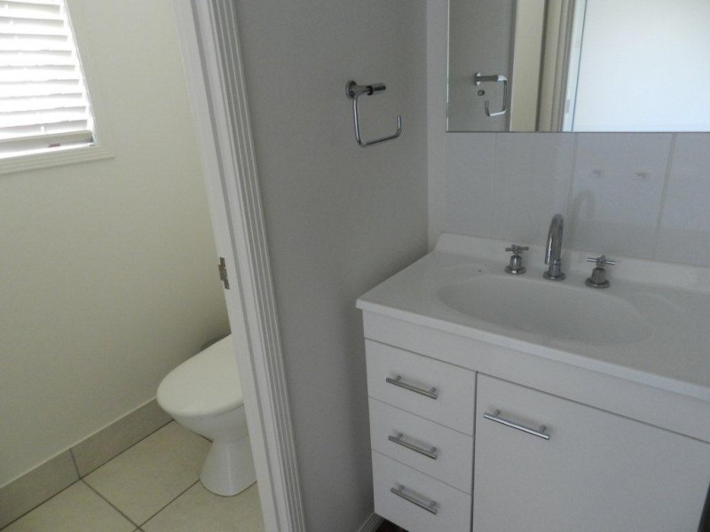 2 Deveney Drive, Kirkwood QLD 4680