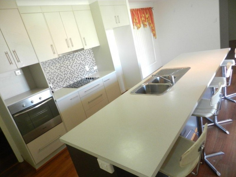 2 Deveney Drive, Kirkwood QLD 4680