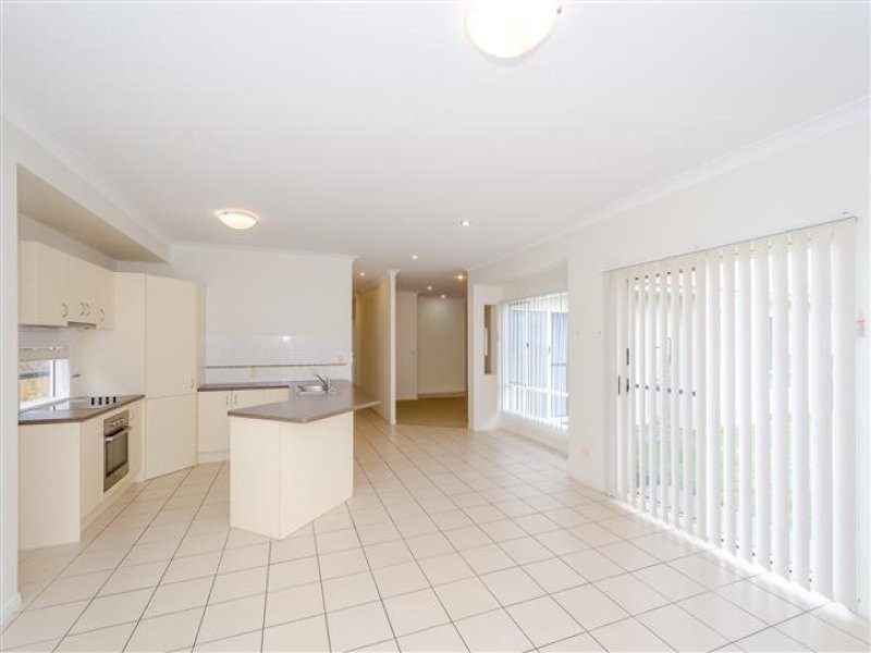 16 Viewpoint Way, New Auckland QLD 4680