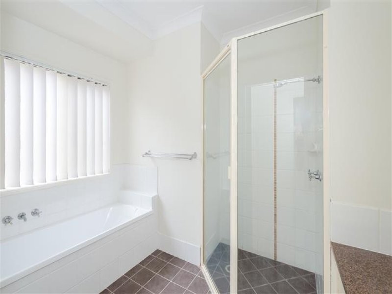 16 Viewpoint Way, New Auckland QLD 4680