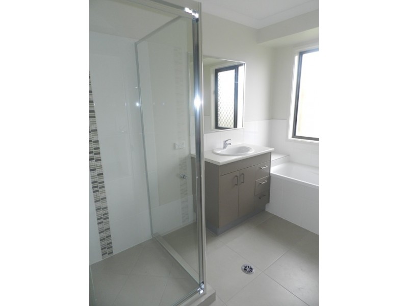 32 Creekview Close, New Auckland QLD 4680