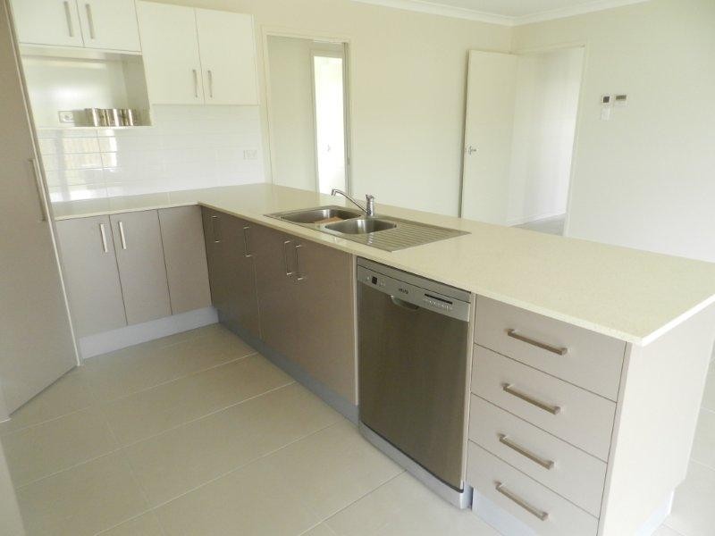 2 Robinson Place, Kirkwood QLD 4680