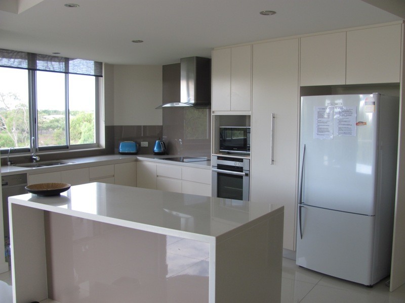 10/2 The Promenade, Boyne Island QLD 4680