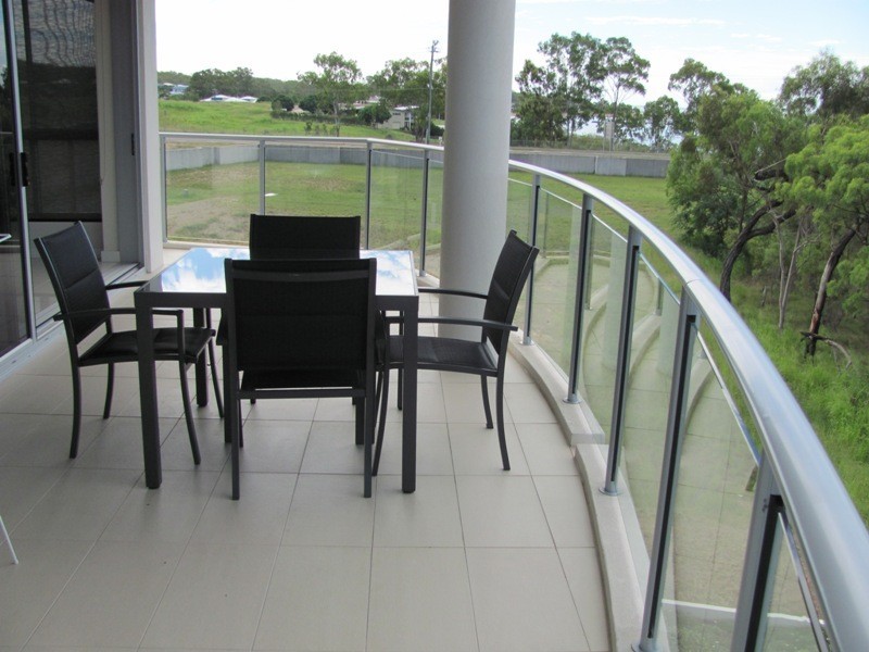 10/2 The Promenade, Boyne Island QLD 4680