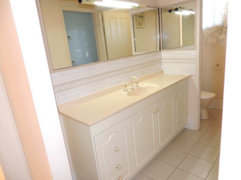 12 Grayson Street, West Gladstone QLD 4680