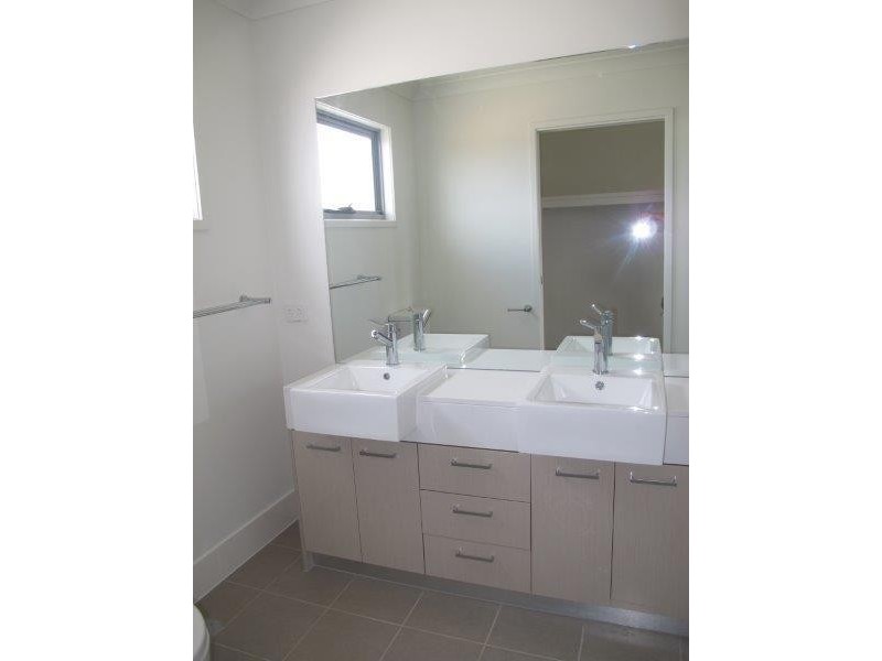 13 Florey Place, Kirkwood QLD 4680