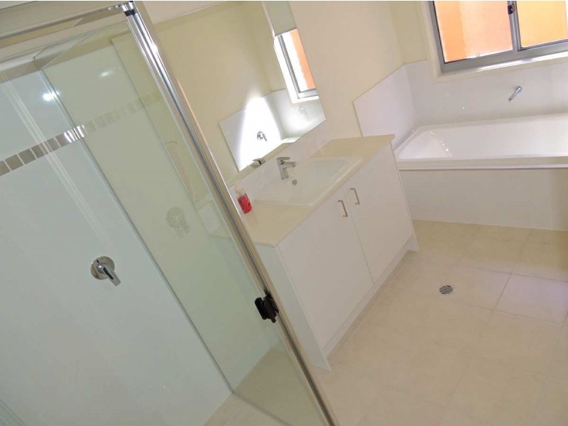 5 Palmerston Court, New Auckland QLD 4680