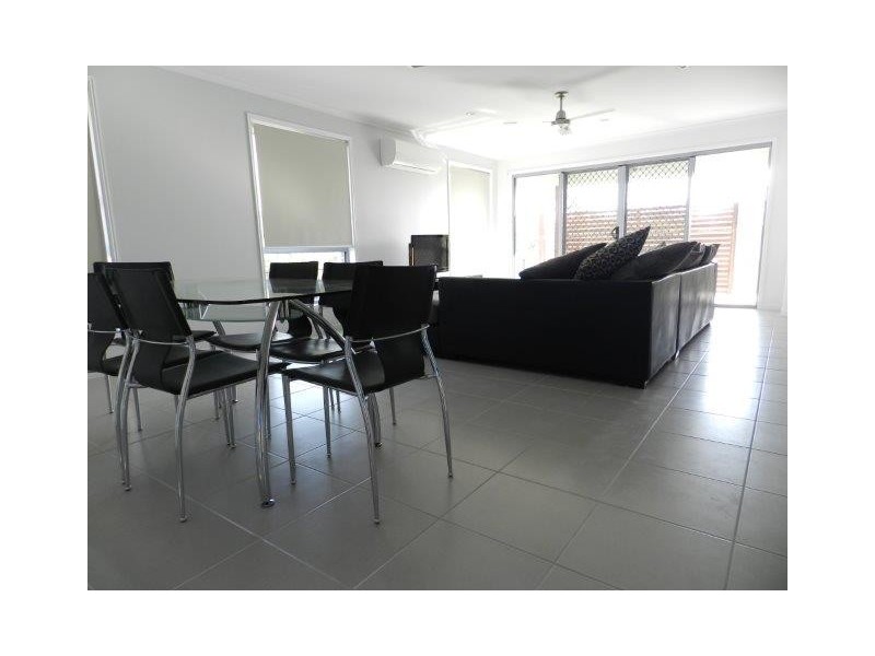 2/1 Scorpius Place, Telina QLD 4680