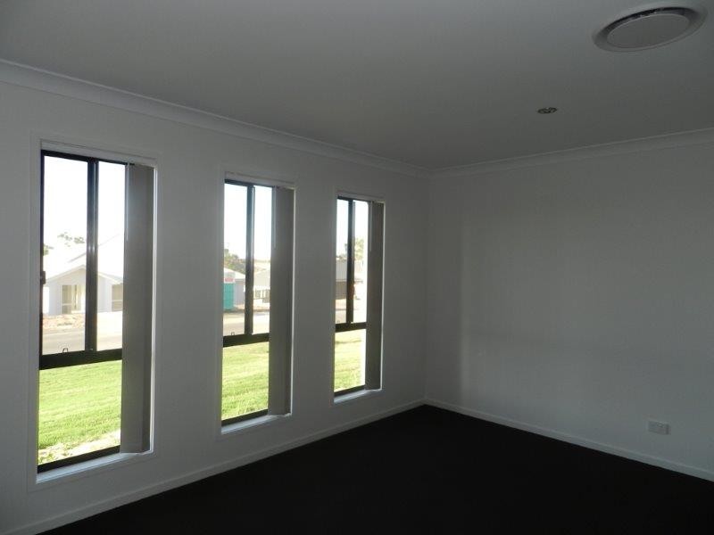 18 Florey Place, Kirkwood QLD 4680