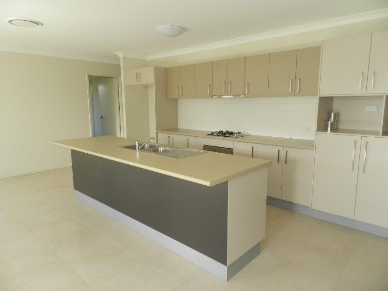 10 Kingfisher, New Auckland QLD 4680
