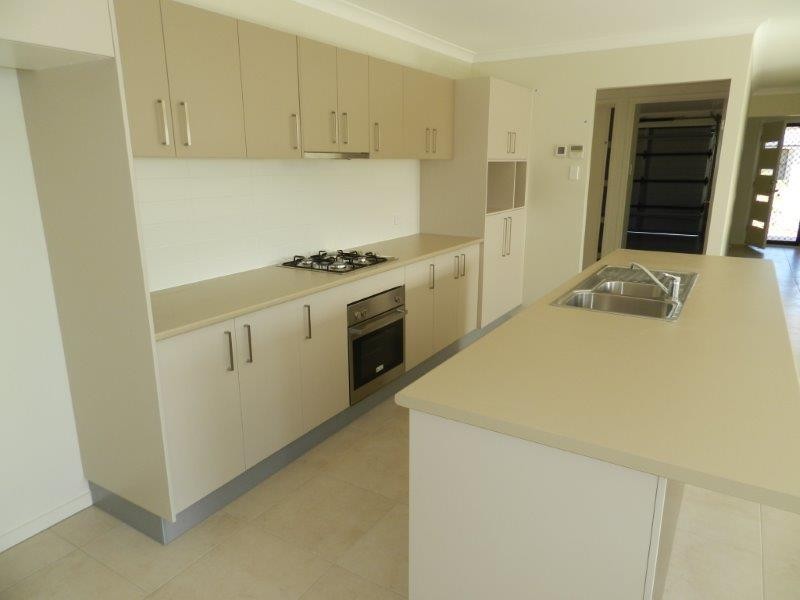 10 Kingfisher, New Auckland QLD 4680