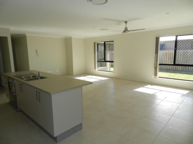 10 Kingfisher, New Auckland QLD 4680