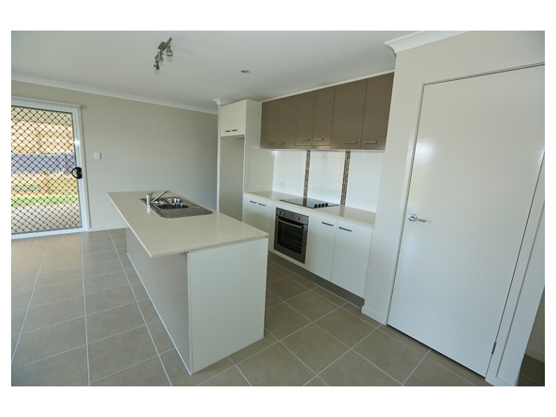 17 Broadwater Place, New Auckland QLD 4680