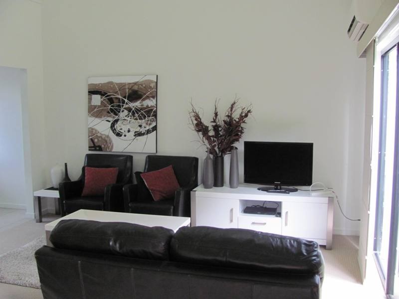 2/1 Michel Place, Telina QLD 4680