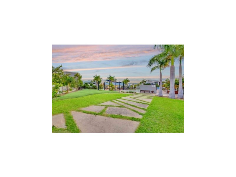 2/1 Michel Place, Telina QLD 4680