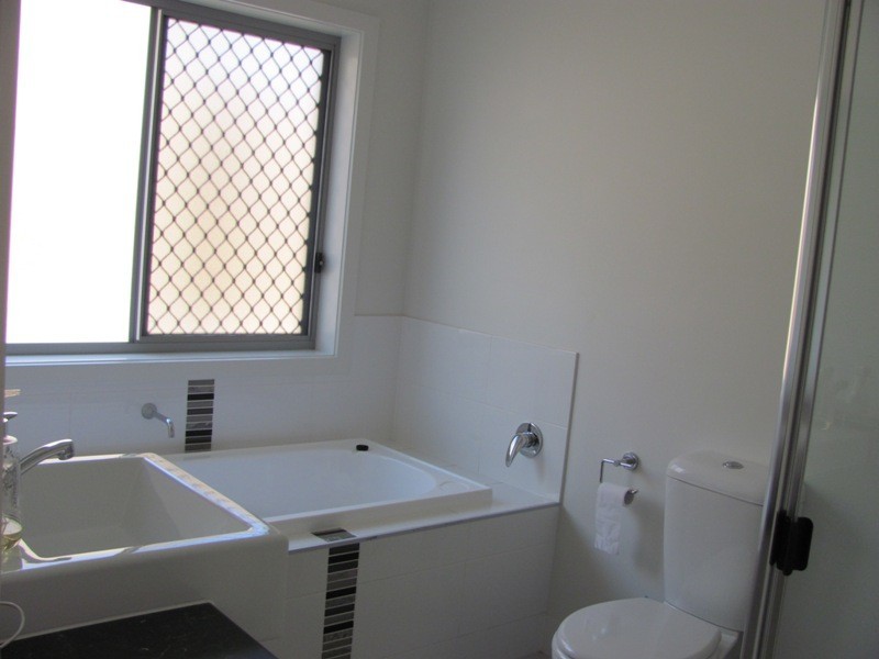 8 Koolivoo Parade, Boyne Island QLD 4680