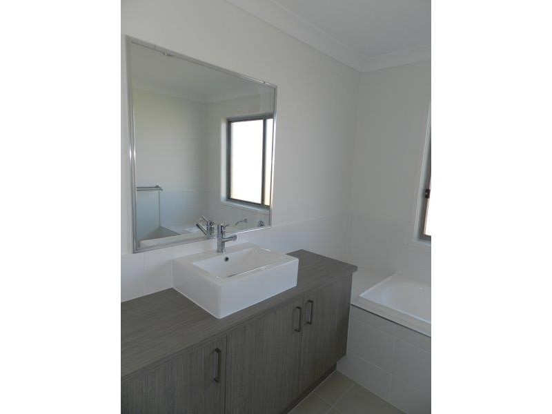 8 Blaxland Court, Glen Eden QLD 4680