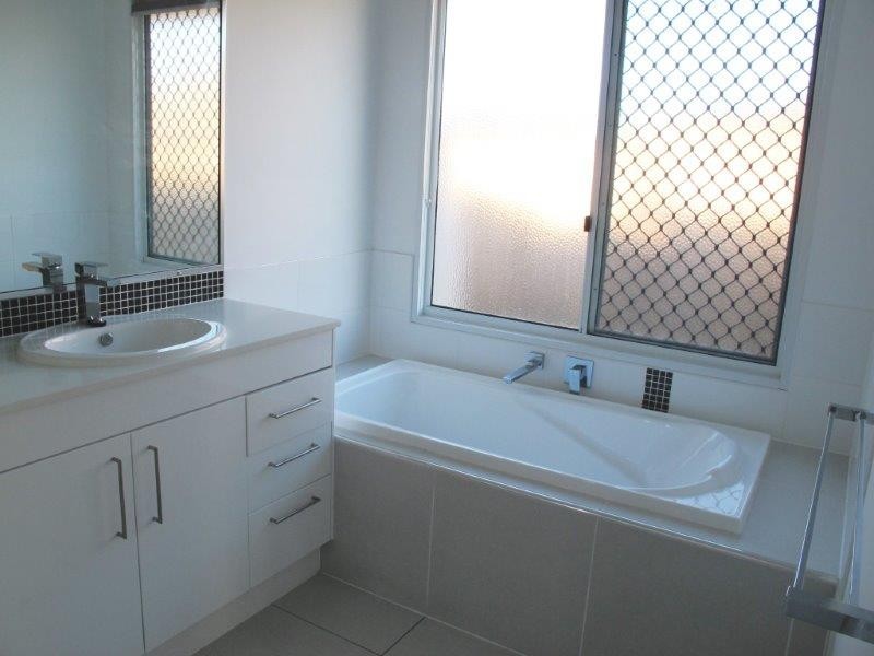 8 Franklin Court, New Auckland QLD 4680