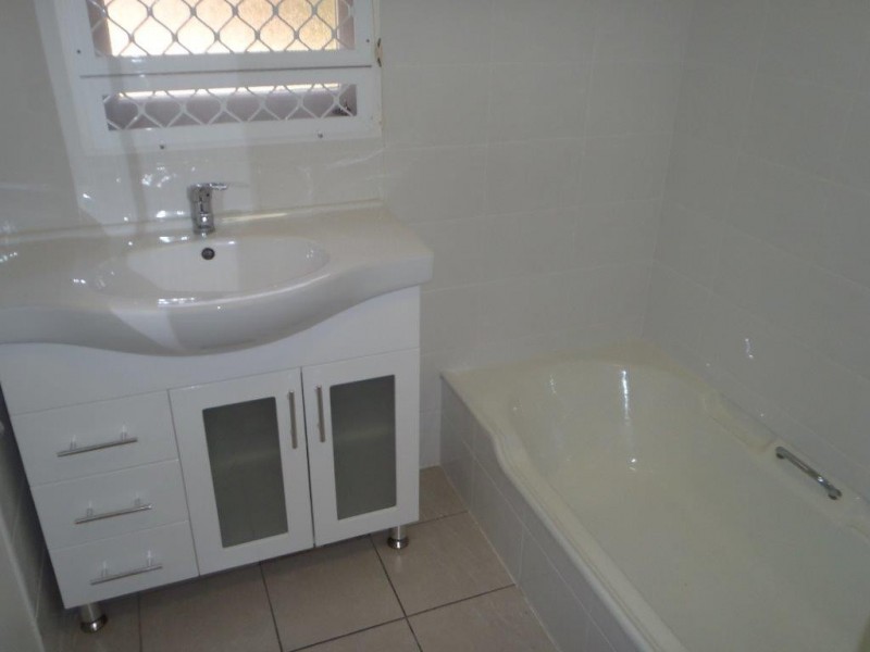27 Rossella  Street, West Gladstone QLD 4680