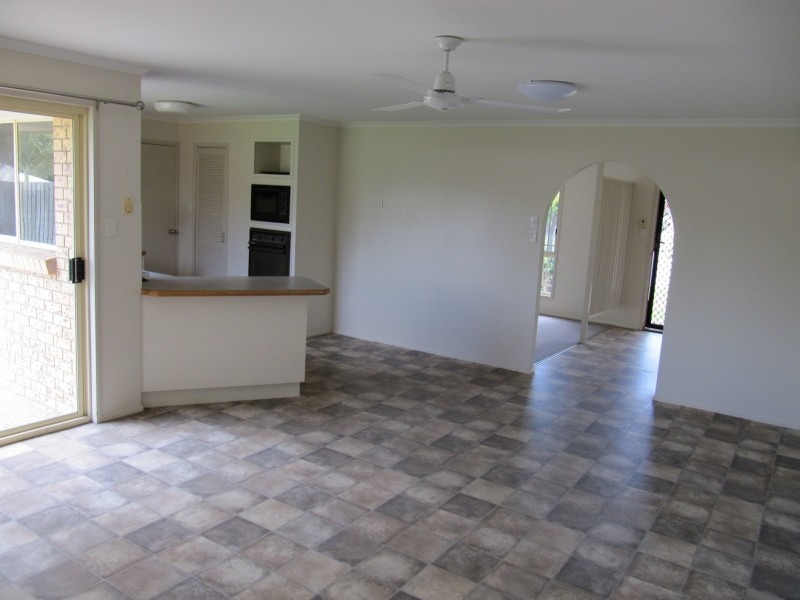 4 Tinaroo Crt., Clinton QLD 4680