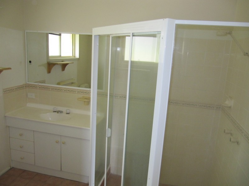 4 Tinaroo Crt., Clinton QLD 4680