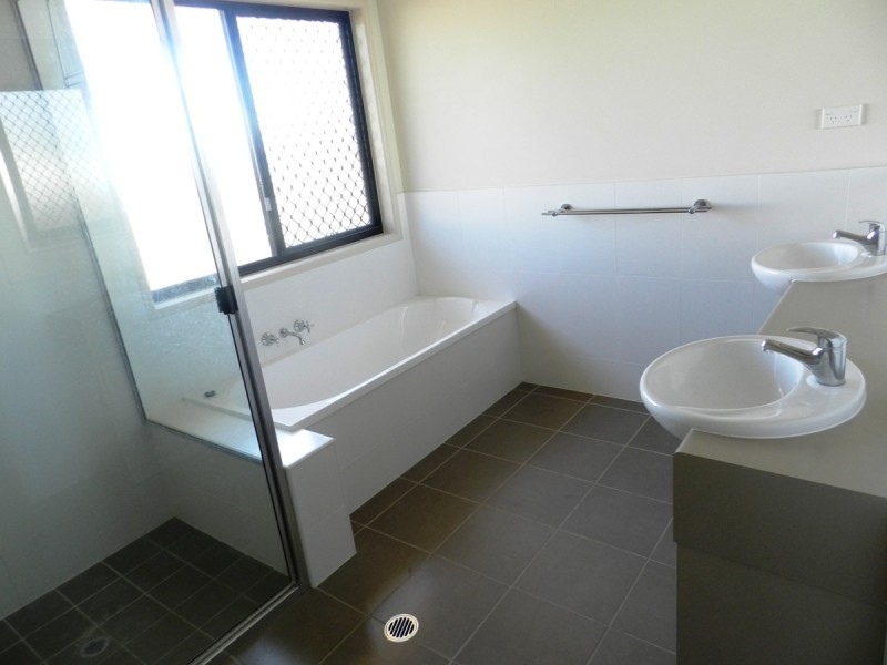 32 Larcom Rise, West Gladstone QLD 4680