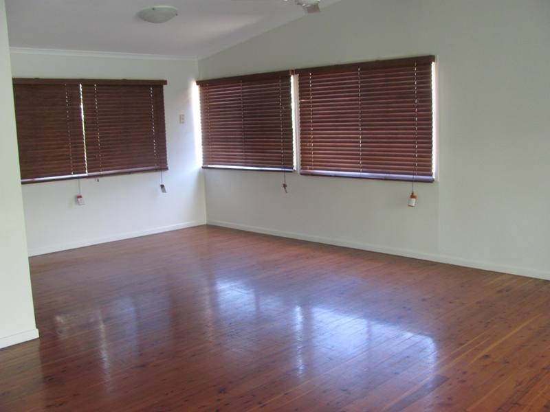 16 Hayes Avenue, Boyne Island QLD 4680