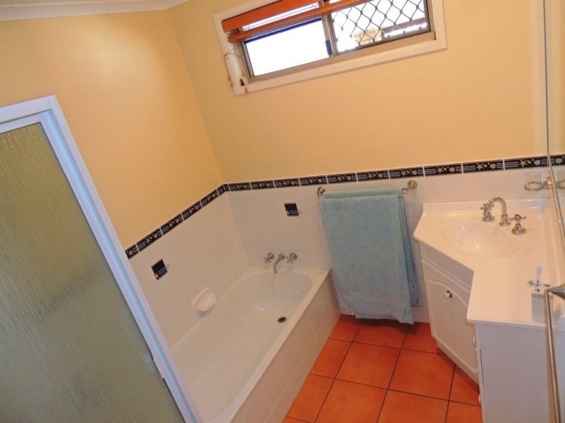 2 Daniel Drive, New Auckland QLD 4680