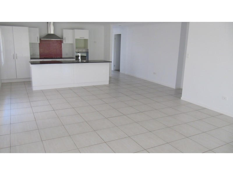 10 Palmerston Crt, New Auckland QLD 4680