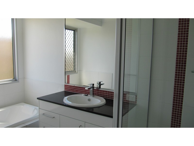 10 Palmerston Crt, New Auckland QLD 4680