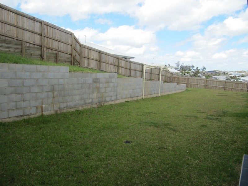 10 Palmerston Crt, New Auckland QLD 4680