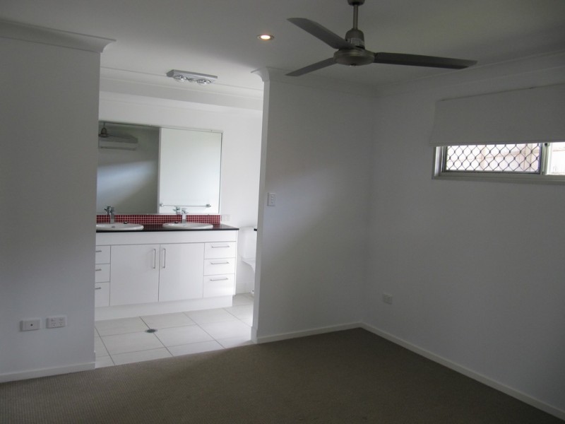 10 Palmerston Crt, New Auckland QLD 4680