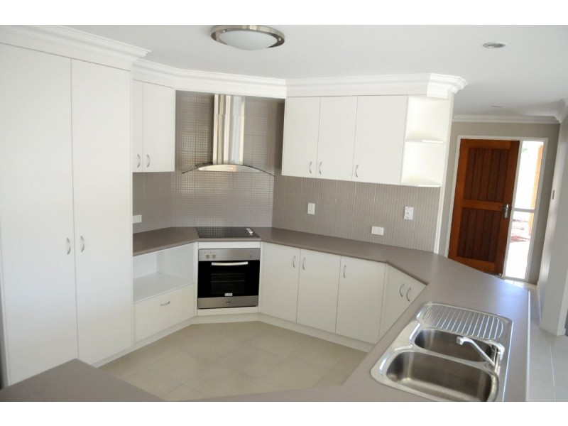 19 Grasstree Cres, Kirkwood QLD 4680